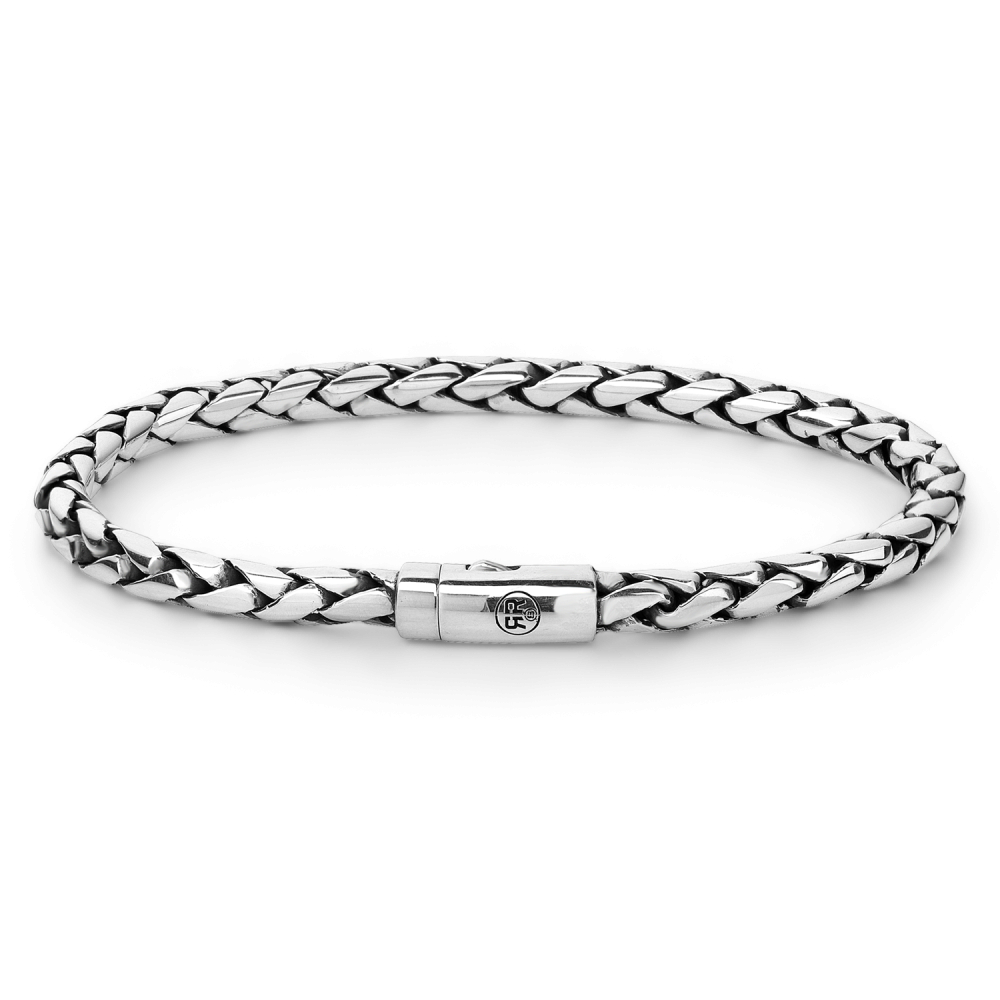 Deze armband is van het merk Rebel & Rose. Het is een herensieraad. De armband is zilver van kleur.