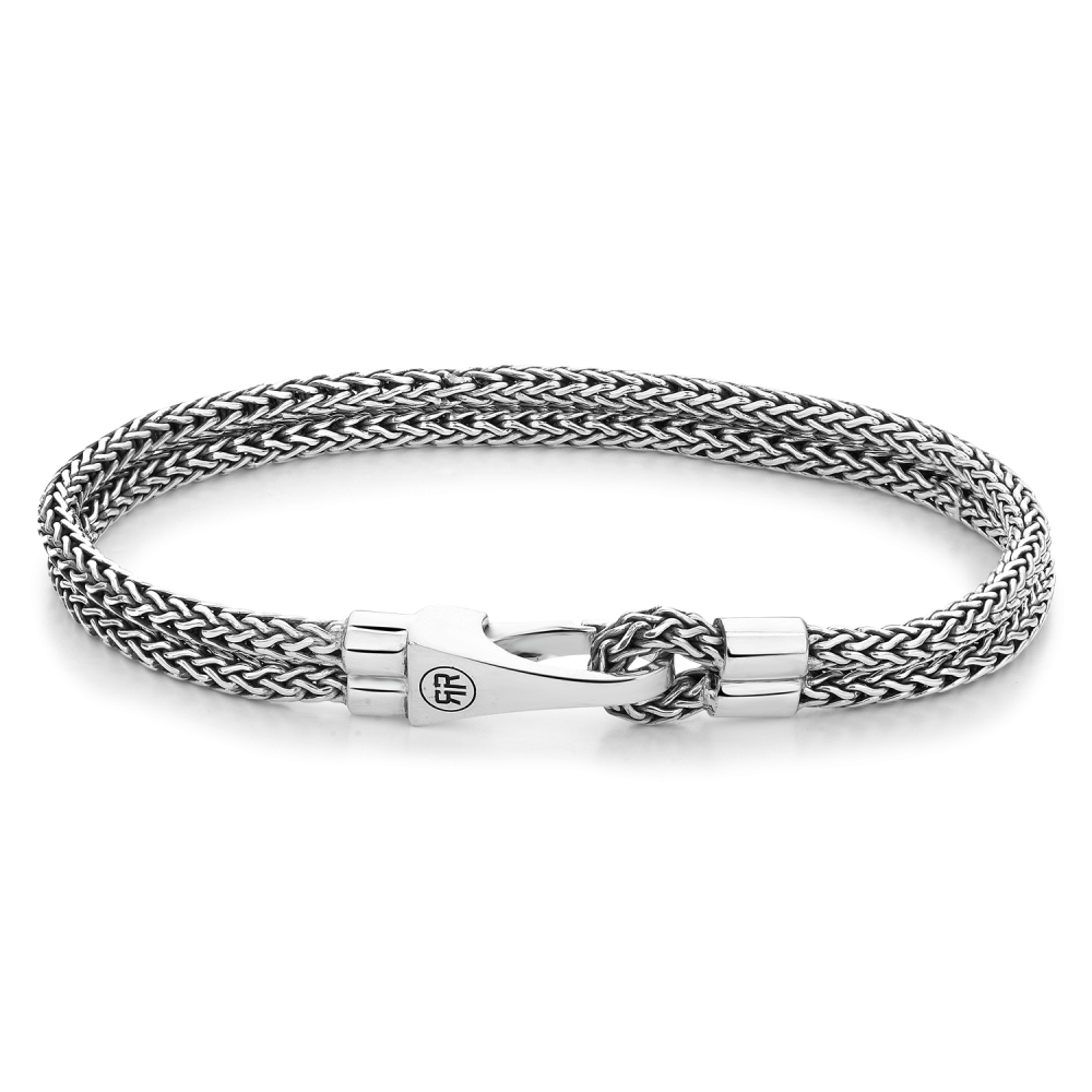 De Double Hooked Small armband van Rebel and Rose is een met de hand gevlochten sieraad van 925 sterling zilver. De sluiting haakt aan de dubbele band. Het sieraad is mooi te combineren met onze stoere leren armbanden, maar ook met onze kralen armbanden van edelsteen.