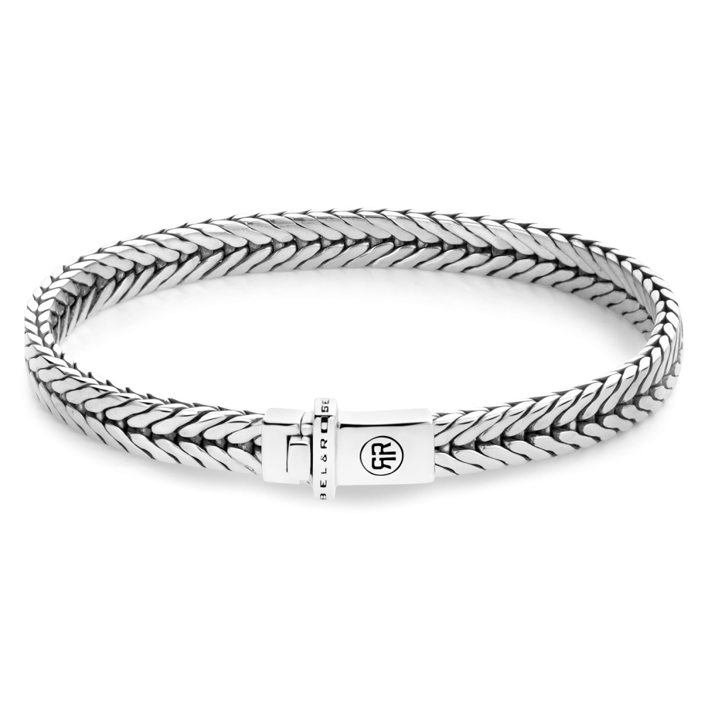 De Hermes Small armband van Rebel and Rose is een zilveren (925 sterling silver) armband. Net als alle armbanden van R&R met de hand gemaakt en gevlochten. De Hermes is een stoere armband met bijzondere sluiting. Deze armband is in vijf maten verkrijgbaar en geschikt voor mannen en vrouwen. Het sieraad is mooi te combineren met andere zilveren armbanden of met onze stoere leren armbanden. En combinaties met onze kralen armbanden van edelsteen zijn altijd mogelijk.