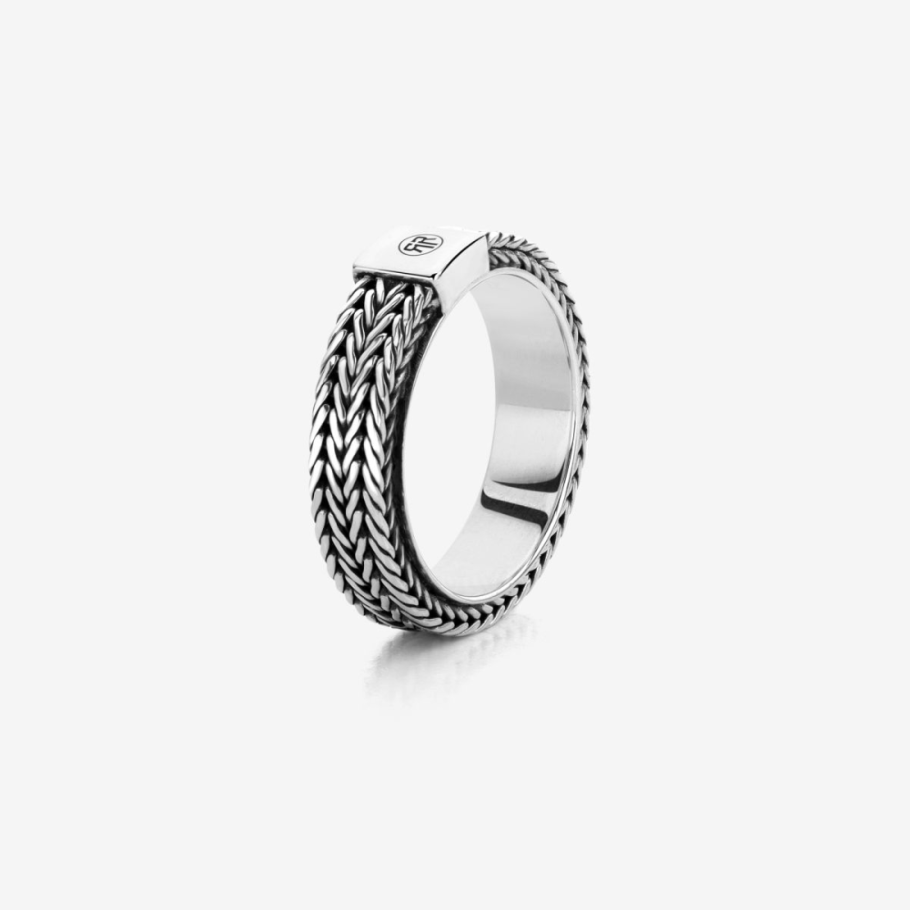 Deze ring is van het merk Rebel & Rose. Het is een damessieraad. De ring is zilver van kleur.