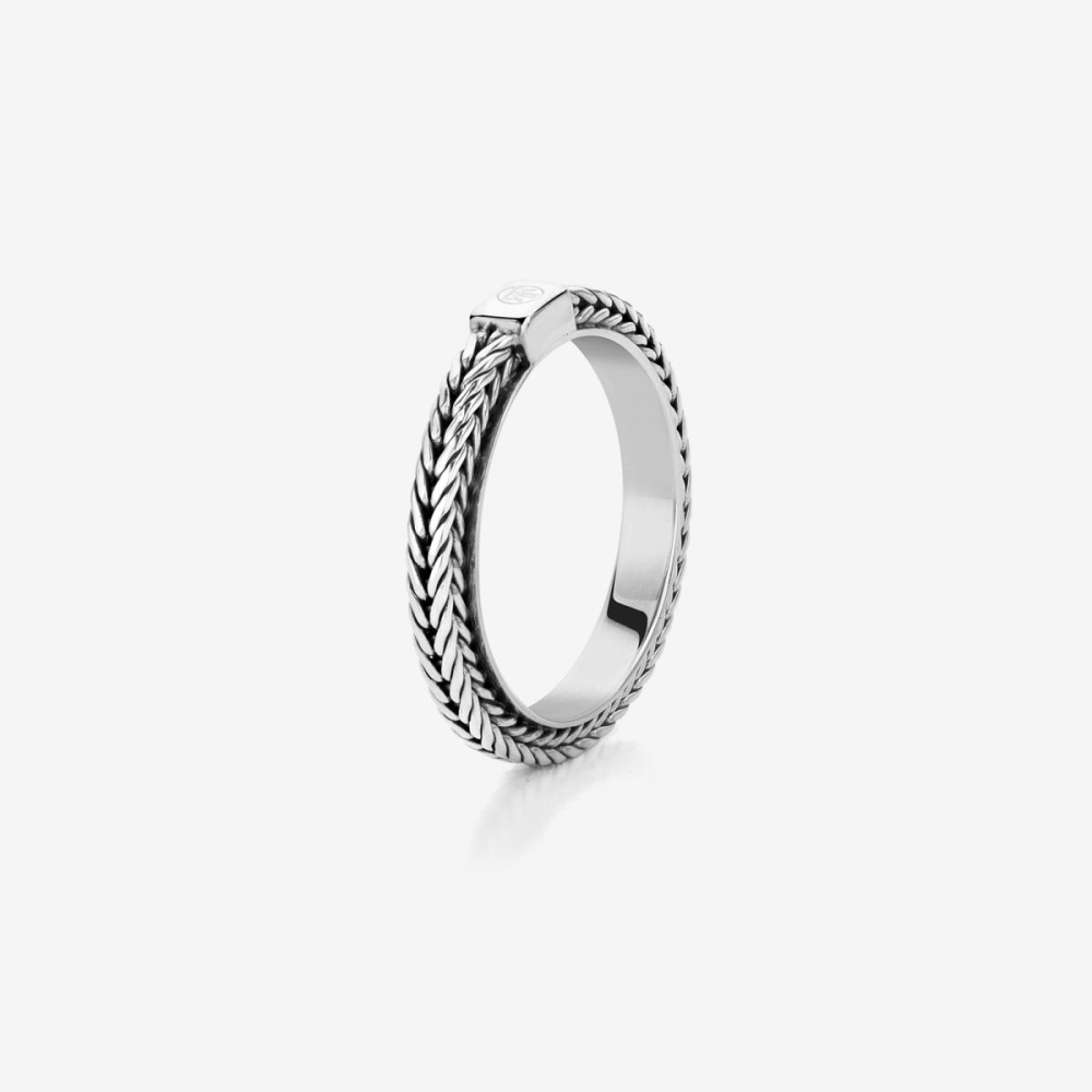 Deze ring is van het merk Rebel & Rose. Het is een damessieraad. De ring is zilver van kleur.