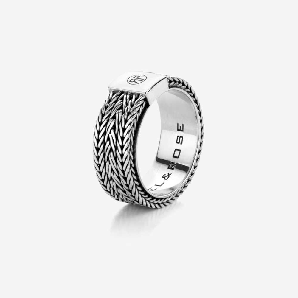 Deze ring is van het merk Rebel & Rose. Het is een herensieraad. De ring is zilver van kleur.