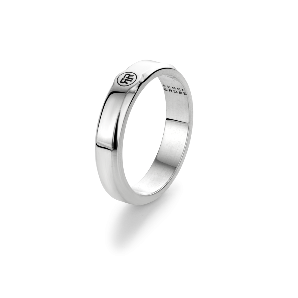 Dit is een herenring van het merk Rebel & Rose. De kleur van dit sieraad is: zilver. De maat van dit sieraad is 63 (sz.20).