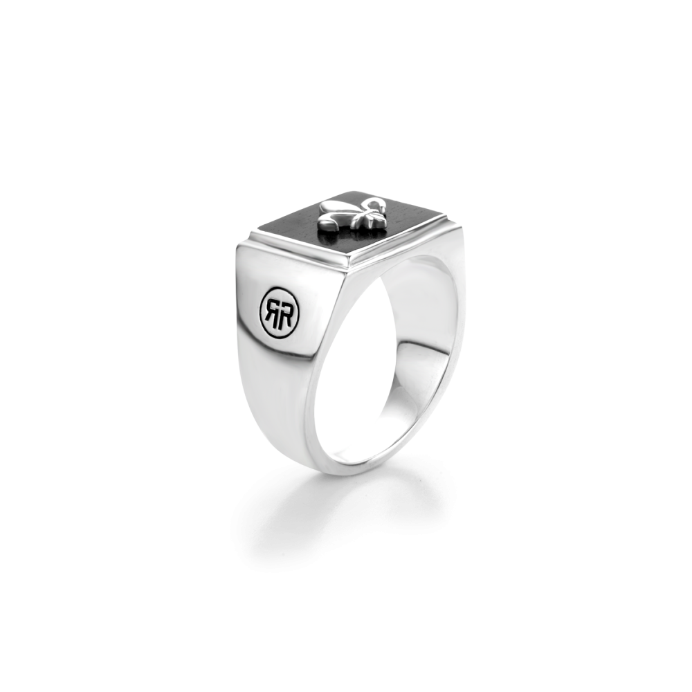 
Modelnaam	Ring Square Scout Lowneck
Modelnr.	RR-RG032-S-69
Maat 69 / 22
Collectie	Rings Silver
Type sieraad	Ring
Kleur	Bruin
Materiaal	Zilver
Steensoort	Ebony hout
Steenkleur	Donker bruin
Afwerking	Polish
Breedte (mm)	14mm
Garantie	6 maanden
