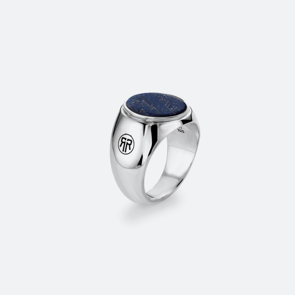 Deze ring is van het merk Rebel & Rose. Het is een herensieraad. De ring is zilver van kleur met blauwe steen.