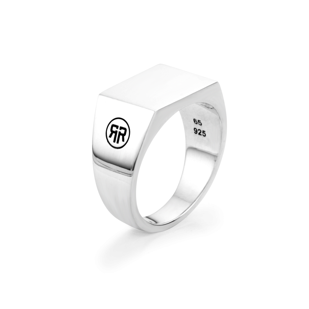 Deze ring is van het merk Rebel & Rose. Het is een herensieraad. De ring is zilver van kleur.