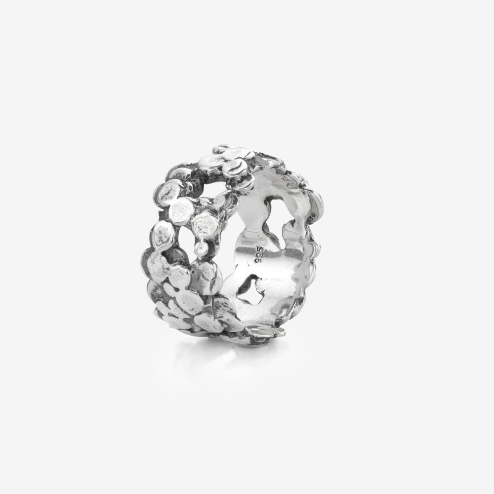 Deze ring is van het merk Rebel & Rose. Het is een damessieraad. De ring is zilver van kleur.