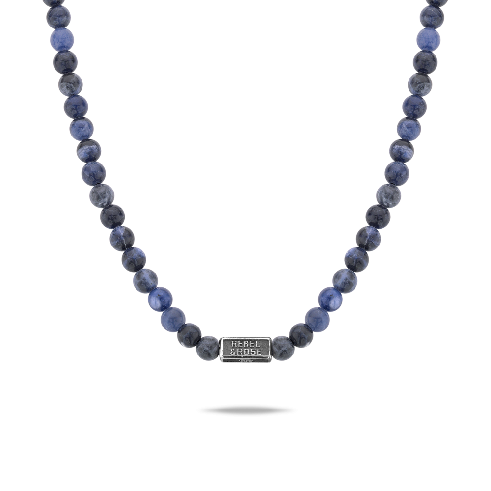 Deze collier is van het merk Rebel & Rose. Het is een herensieraad. De collier is blauw van kleur.