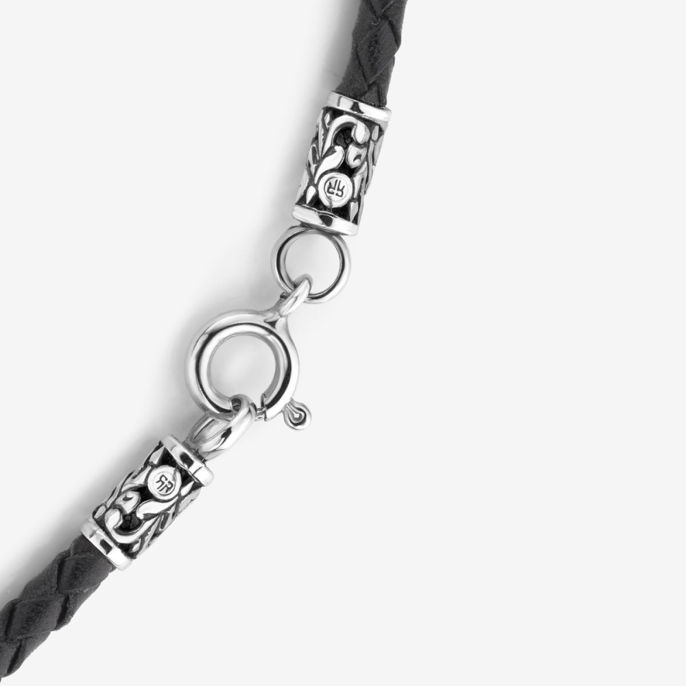 Deze collier is van het merk Rebel & Rose. Het is een herensieraad. De collier is zwart van kleur.