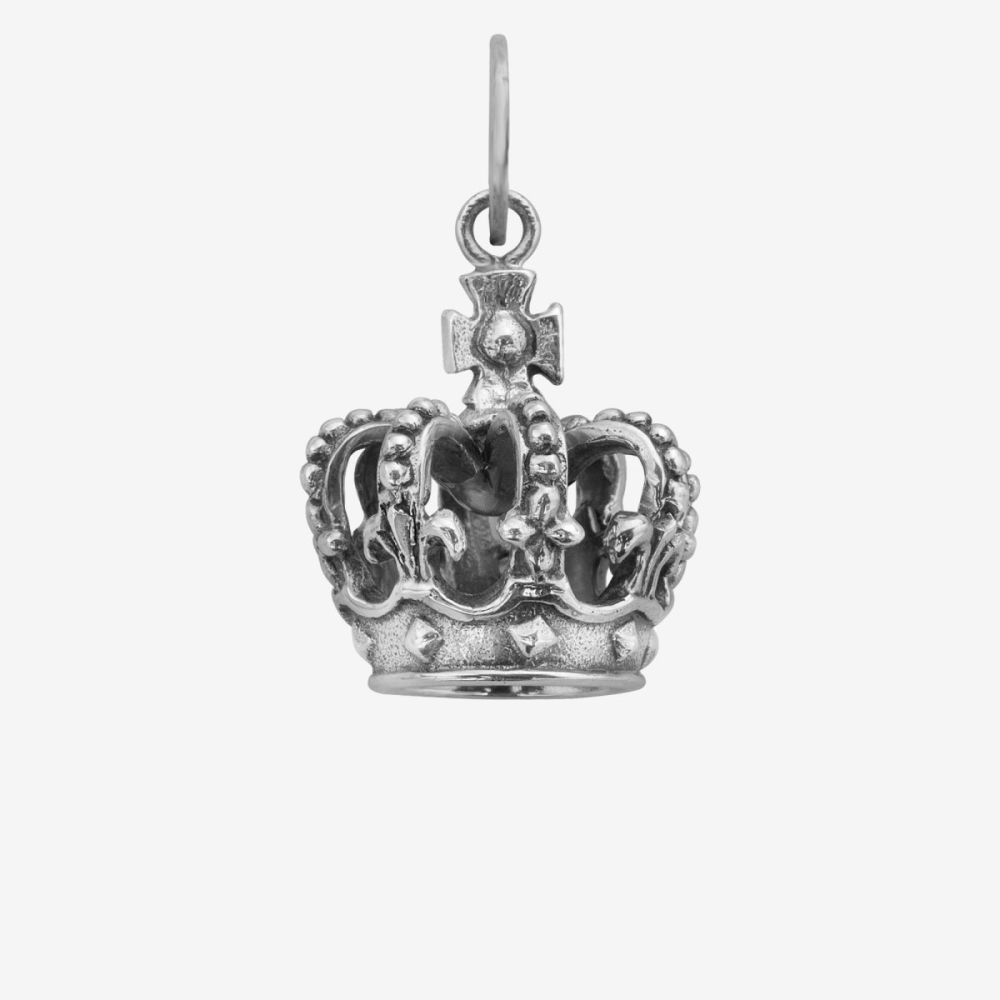 Deze hanger is van het merk Rebel & Rose. Het is een unisexsieraad. De hanger is zilver van kleur.