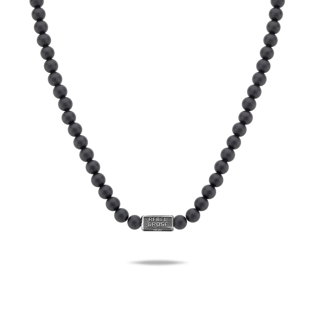 Edelstenen ketting handgemaakt van 6mm mat zwarte Onyx stenen met een Sterling Silver sluiting. De lengte van de ketting is 70 cm. Het Rebel & Rose sieraad is makkelijk te combineren met andere zilveren, leren of kralenarmbanden.