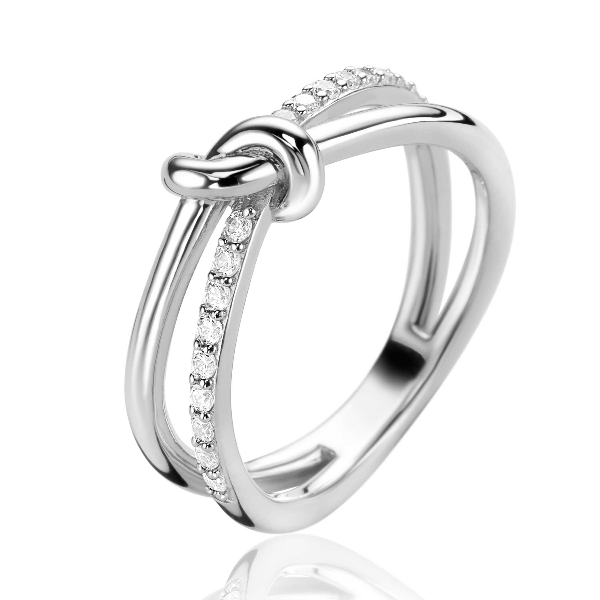 ZINZI zilveren cross-over ring, waarbij twee banen aan de bovenkant een knoop vormen. Één baan is bezet met witte zirconia's. Vervaardigd van eerste gehalte zilver (925) en voorzien van een extra rodiumlaag voor een langdurige glans.
