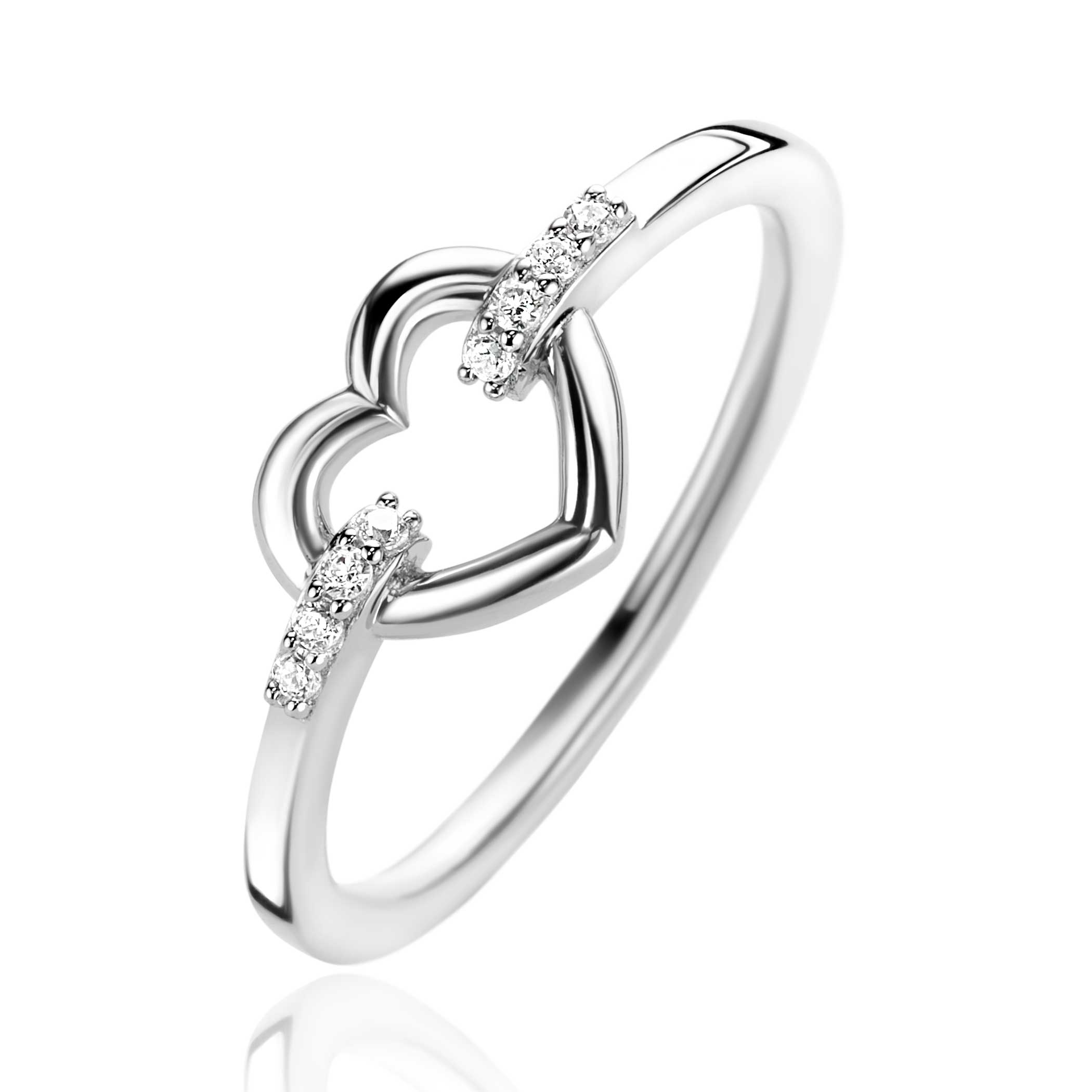 ZINZI zilveren ring met open hart. Aan beide zijden is de band sierlijk bezet met witte zirconia's. Vervaardigd van eerste gehalte zilver (925) en extra gerodineerd voor een langdurige glans
