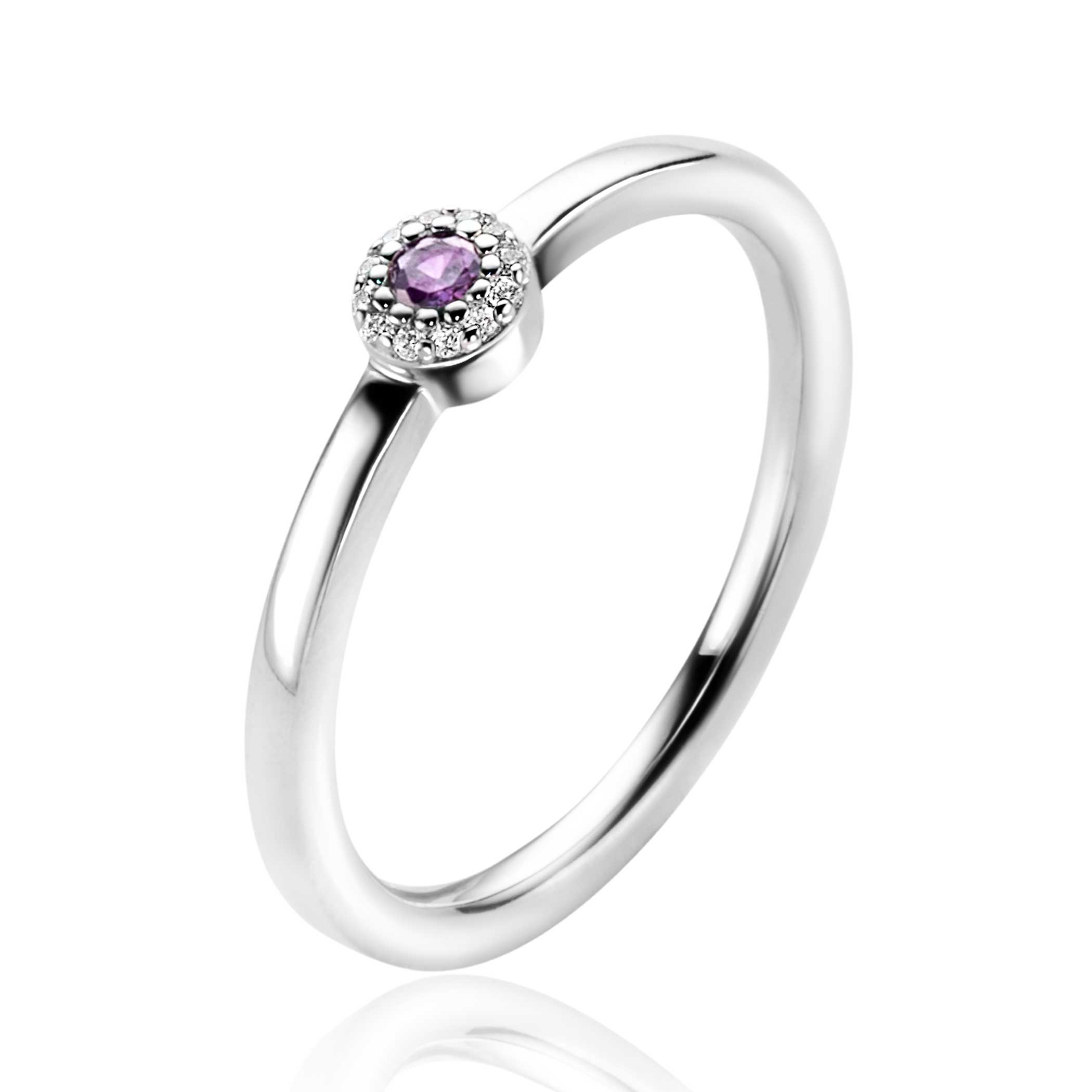 ZINZI zilveren ring met een sierlijke ronde zetting bezet met een paarse kleursteen en witte zirconia's rondom. Deze prachtige ring schittert om je vinger! Vervaardigd van eerste gehalte zilver (925) en extra gerodineerd.