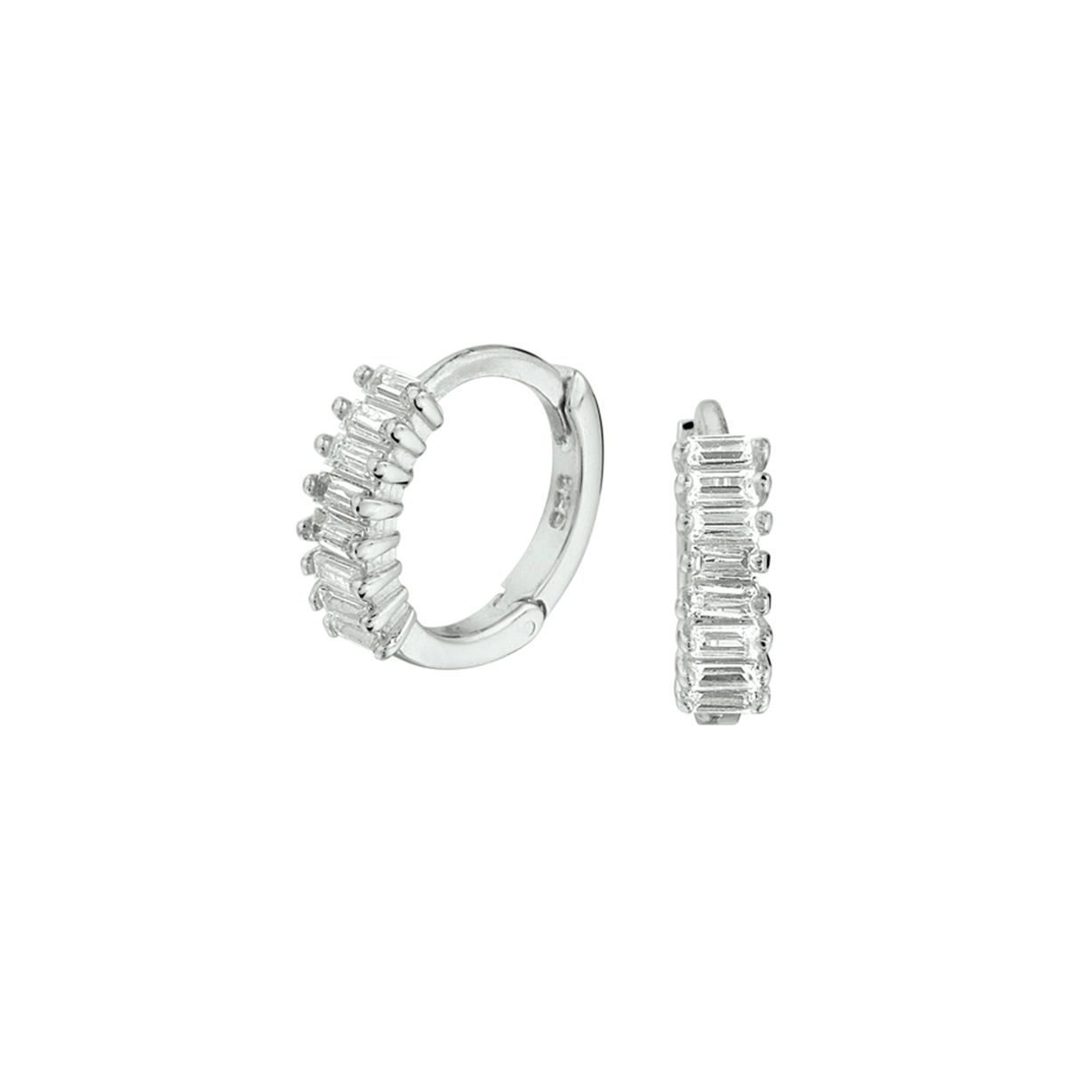 De ZILVER OORSIERADEN. Ze hebben een diameter van 10 mm, zijn 3 mm breed en wegen 1,09 gram. Deze sierlijke oorringen zijn perfect voor zowel dagelijks gebruik als speciale gelegenheden en voegen een verfijnde touch toe aan elke outfit.
