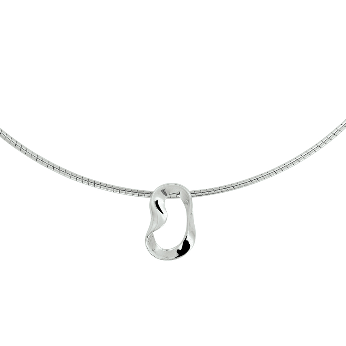 Gerhodineerd 925 zilveren omega collier uitgevoerd met een bewerkte hanger. Het collier heeft een draaglengte van 42cm met een extensie van 3cm. De hanger heeft een afmeting van 20x12.5mm.
