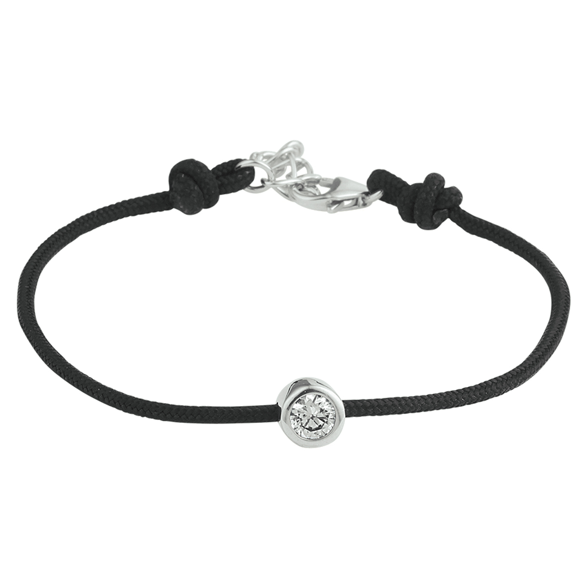 Zwart katoen gevlochten armband uitgevoerd met een gerhodineerd 925 zilveren zetkast en een stevige karabijn sluiting. De armband met zirkonia heeft een draaglengte van 15.5cm met een extensie van 2.5cm.