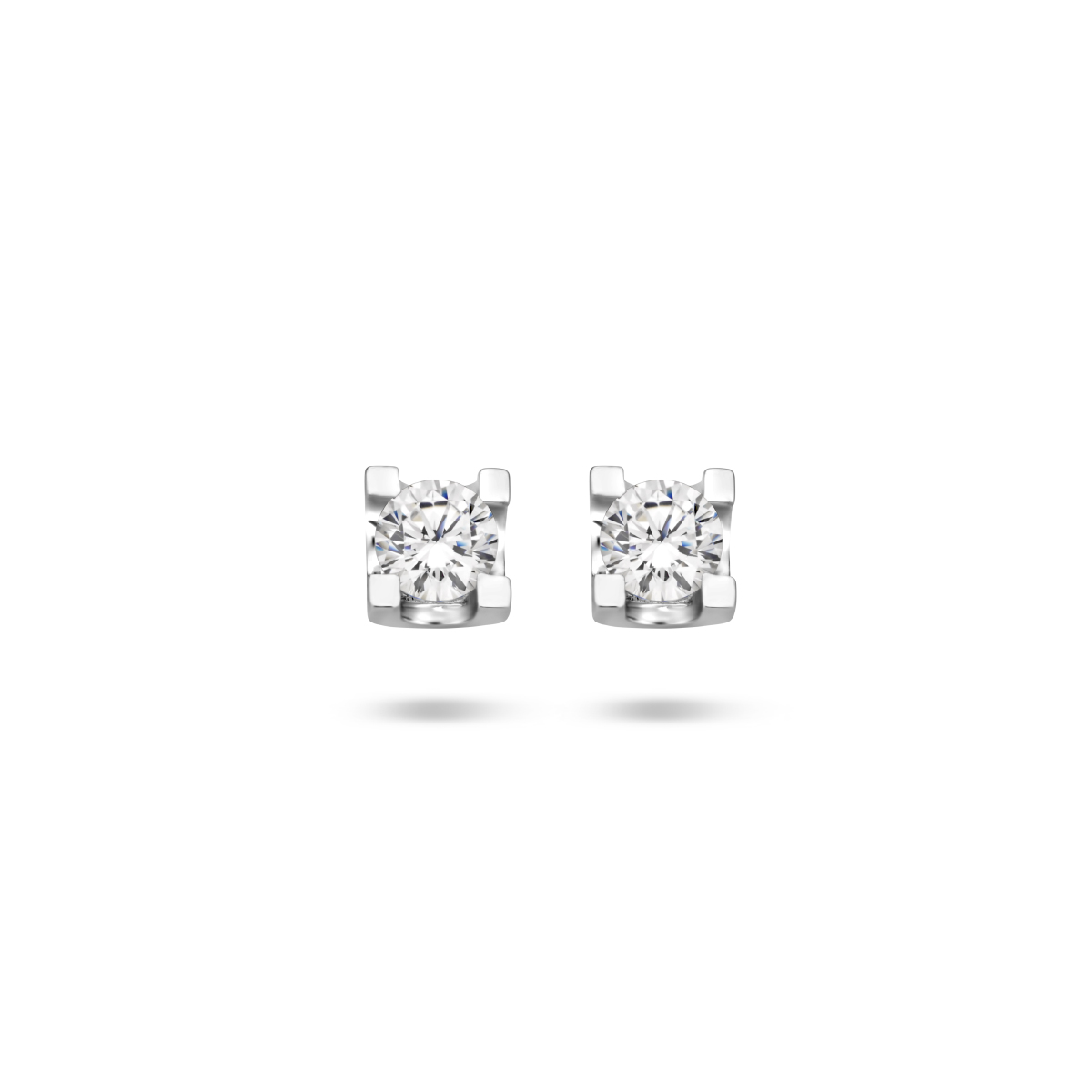 Beschrijving: Gerhodineerd zilveren oorknoppen met zirkonia. 

Doelgroep: dames
Zetting: solitaire (chatonzetting)