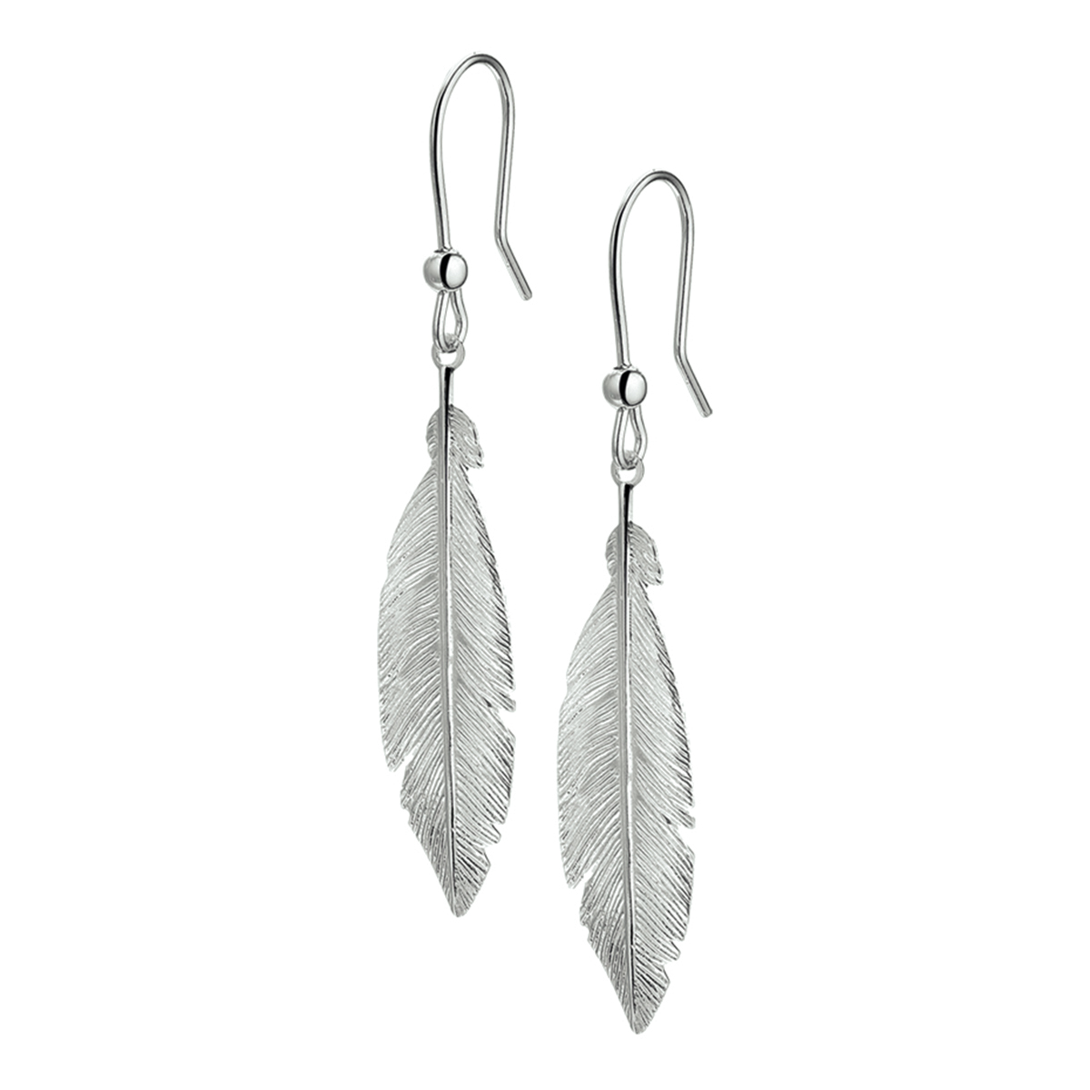 Beschrijving: Opeens waren ze overal: veertjes! Op kleding aan tassen in ons haar en nu ook in de vorm van deze trendy oorhangers. Details: Gerhodineerd zilveren oorhangers met veren van 41.5x10.5mm en een totale hoogte van 5.9cm. De oorhangers zijn onderdeel van een set. De aangegeven hoogte is de totale hoogte inclusief hanger
Doelgroep: dames
Breedte: 10.5 mm
Hoogte: 59 mm