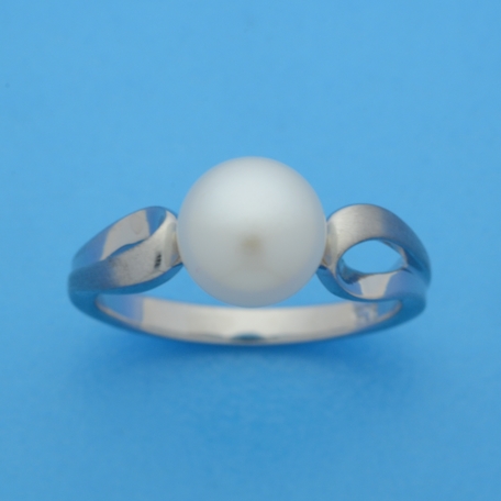 Gerhodineerd zilveren ring met zoetwaterparel. De ring is onderdeel van een set.