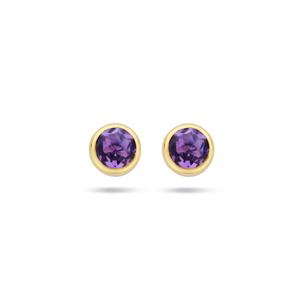Geelgouden oorknoppen met een briljant geslepen amethyst in een stevige zetkast. De oorknoppen hebben een diameter van 4.5mm en de citrien 4mm. Tip: Door het simplistische model zijn ze perfect te combineren met andere sieraden uit onze collectie of uit je eigen stash!