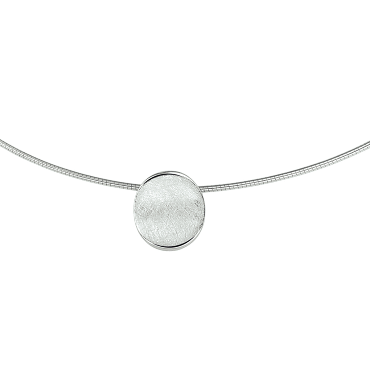 De collier is gemaakt van gerhodineerd zilver en is zilverkleurig. Het is een sieraad voor dames.