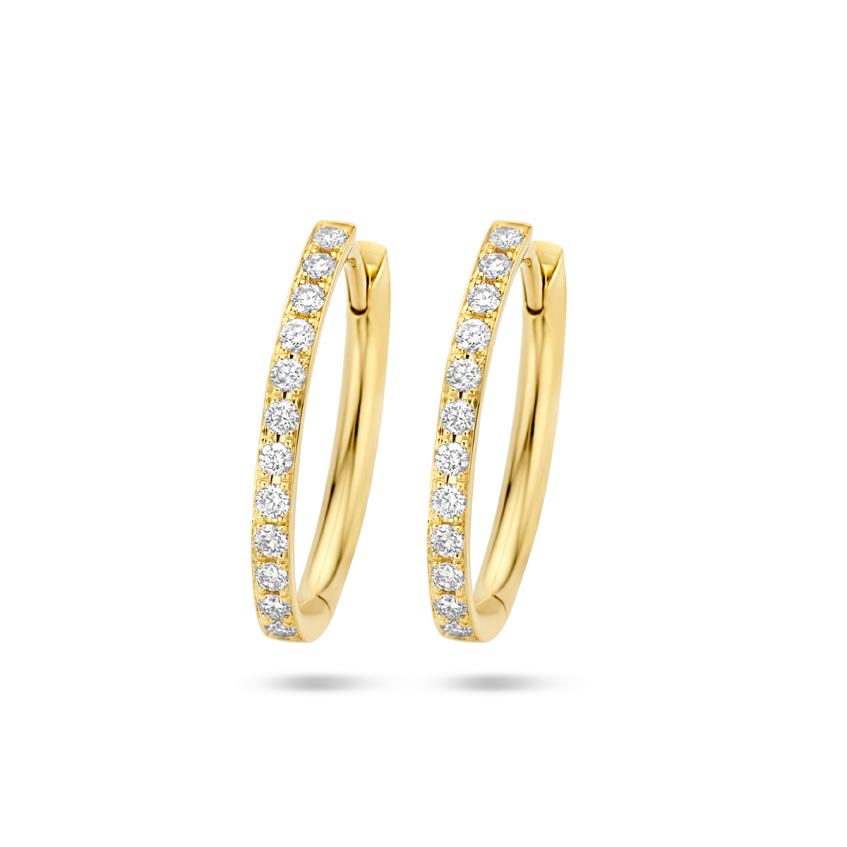 Beschrijving: Schitterend! Dat gaat iedereen vast zeggen van deze 14k geelgouden oorringen. Aan de voorzijde is een rij transparante witte diamanten geplaatst, met een totaal steengewicht van 0,23 karaat. De ovale oorring kan gemakkelijk in en uit gedaan worden door het scharnier.
