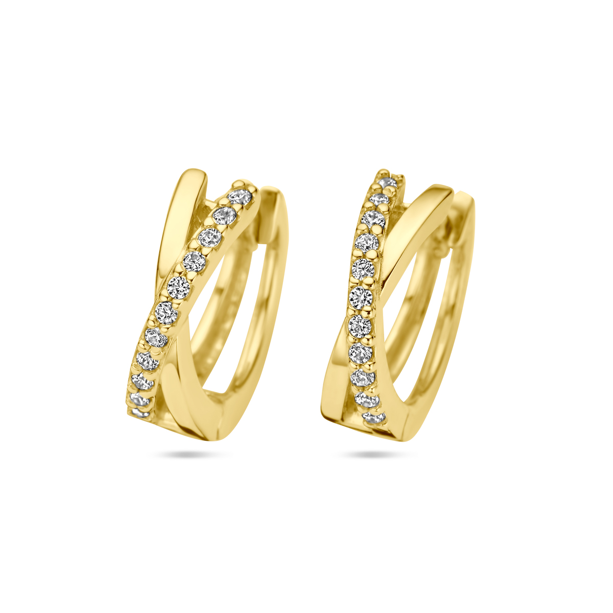 Beschrijving: Shine! Deze 14K geelgouden oorringen met scharnier zijn een musthave, ze zijn overal bij te combineren. De diameter is 12mm en de oorring is op het breedste punt 4mm. De oorring bestaat uit twee over elkaar lopende banen, waarvan er een een rij transparante zirkonia stenen in rijzetting bevat.
