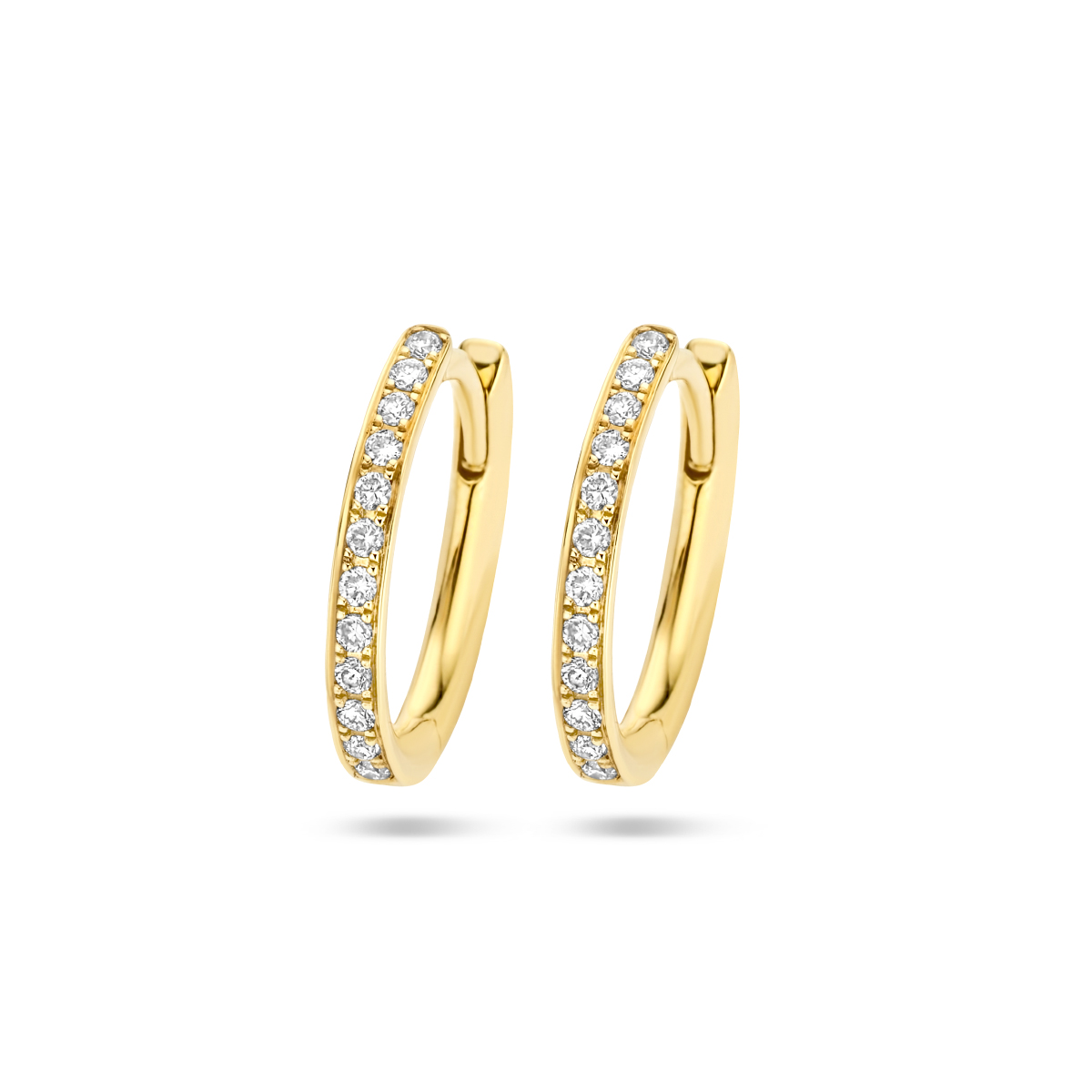 Beschrijving: Schitterend! Dat gaat iedereen vast zeggen van deze 14k geelgouden oorringen. Aan de voorzijde is een rij transparante witte diamanten geplaatst, met een totaal steengewicht van 0,14 karaat. De ovale oorring kan gemakkelijk in en uit gedaan worden door het scharnier.