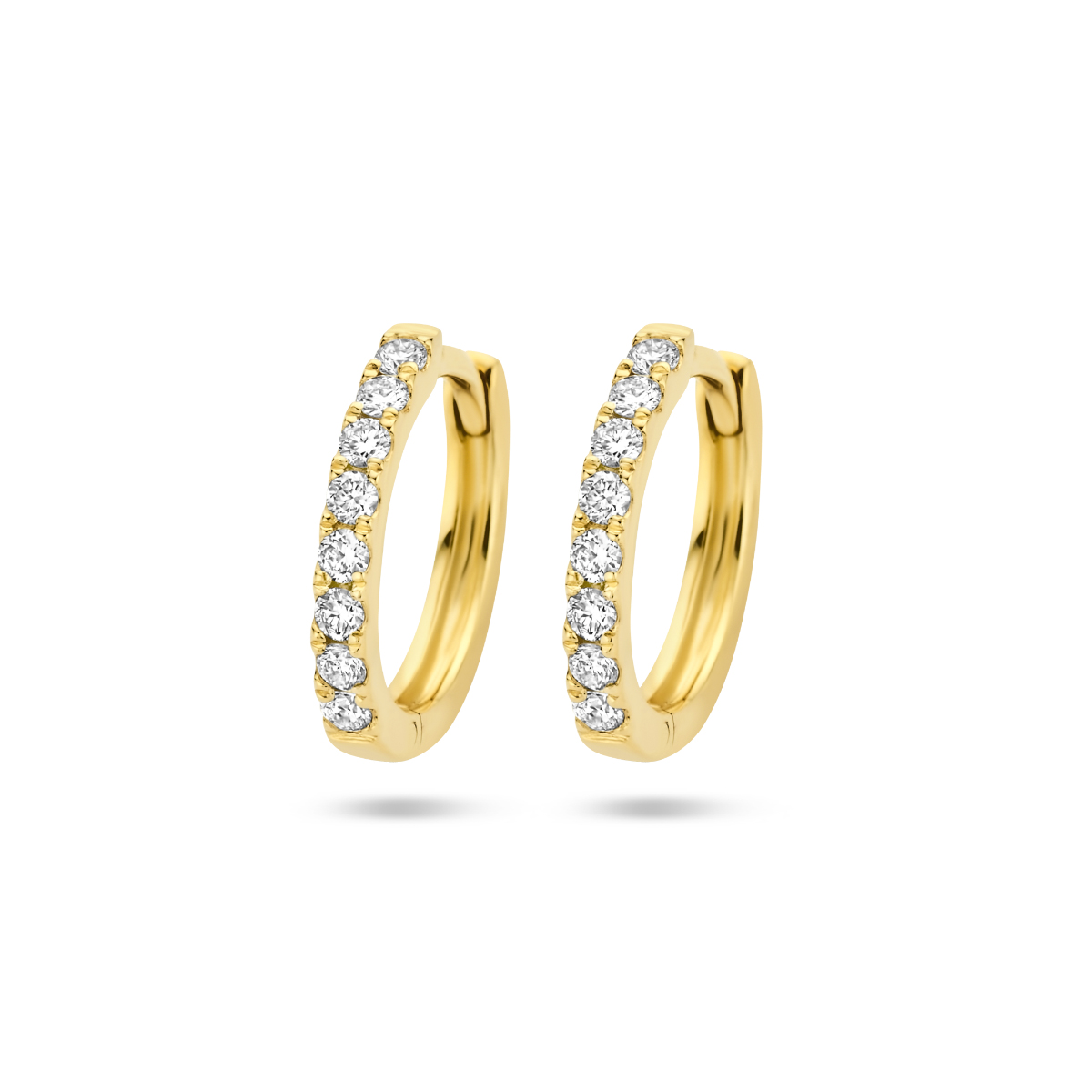 14k Geelgouden klapoorringen met een stevig scharnier uitgevoerd met een schitterende diamant rij. De oorringen hebben een afmeting van 11x1.5mm.