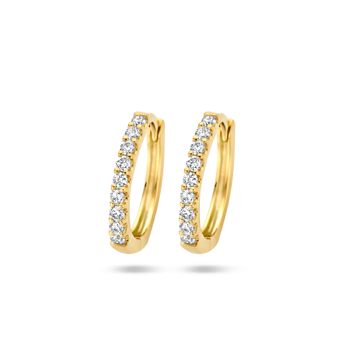 14k Geelgouden klapoorringen met een stevig scharnier uitgevoerd met een schitterende diamant rij. De oorringen hebben een afmeting van 12.5x1.5mm.