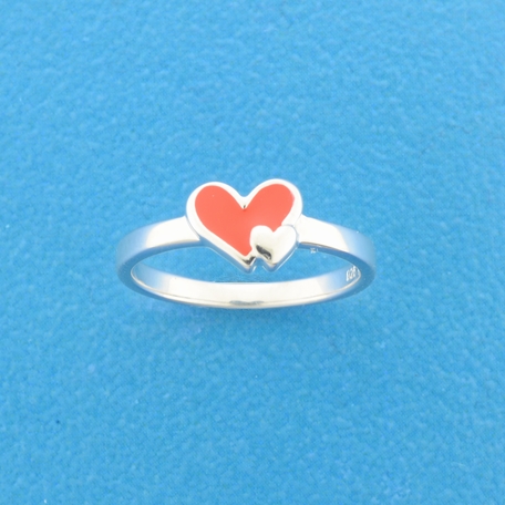 Gerhodineerd zilveren ring met rode en roze emaille hart. De ring heeft een scheen van 1.6mm en een breedte van 5.5mm en is verkrijgbaar in verschillende maten. De ring is te combineren met bijpassende sieraden uit onze collectie.