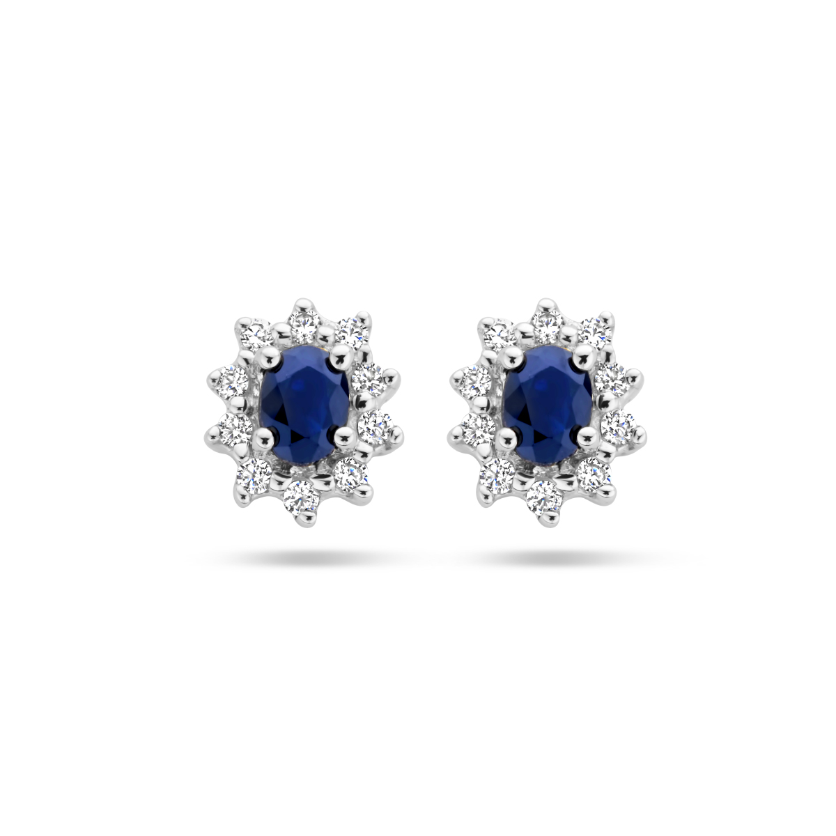 Beschrijving: Oorknoppen in de stijl van de bekende verlovingsring van prinses Diana. Sieraden met Koninklijke allure. Details: Witgouden oorknoppen met saffier en zirkonia. De oorknoppen zijn onderdeel van een set. 
Verpakt per: 1
Doelgroep: dames
Breedte: 7 mm
Hoogte: 8 mm