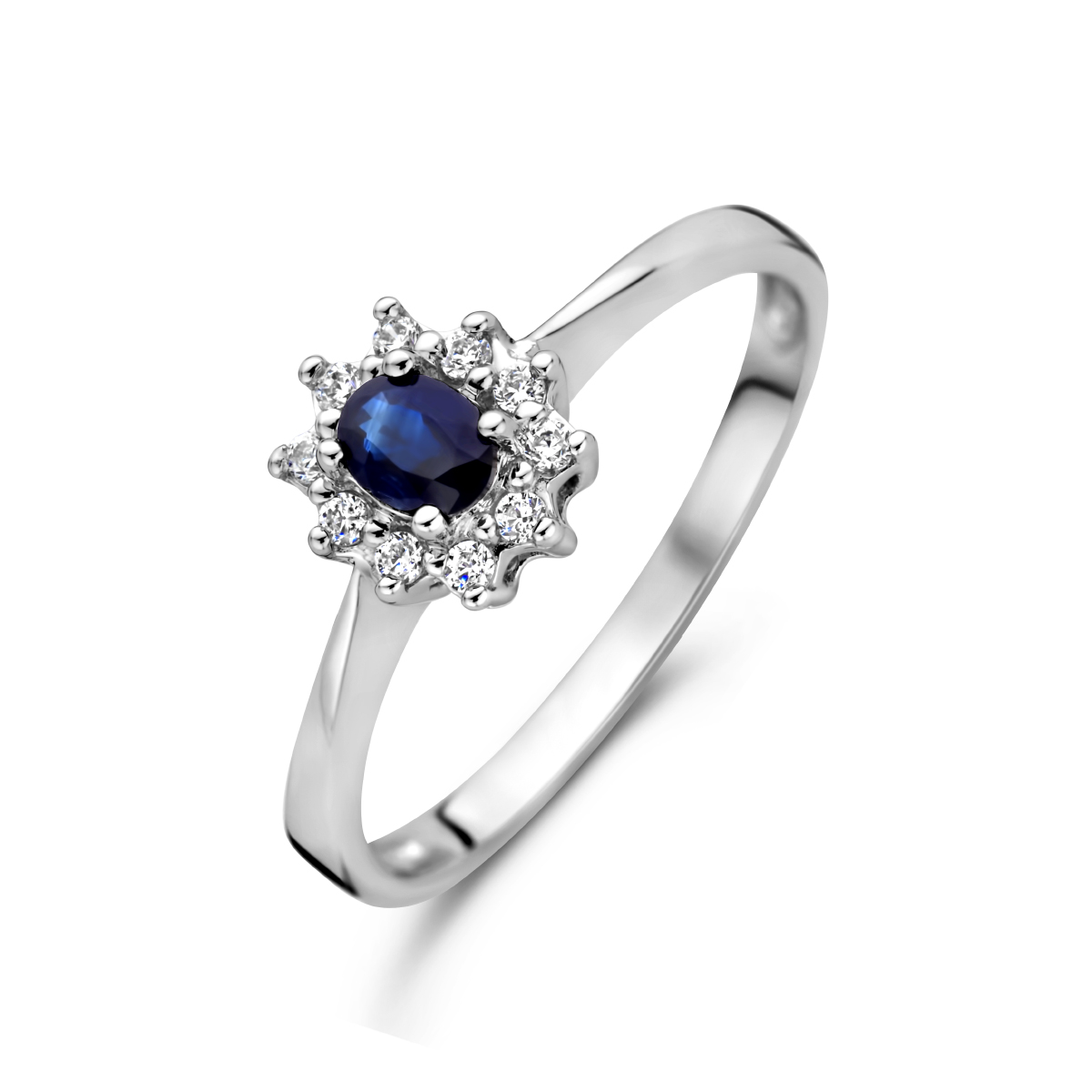 Beschrijving: Ring in de stijl van de bekende verlovingsring van prinses Diana. Sieraden met Koninklijke allure. Details: Witgouden ring met saffier en zirkonia. De ring is onderdeel van een set. 
Uniekenummer serie: 32393
Verpakt per: 1
Doelgroep: dames
Ringmaat: 17.50 mm (55)
Breedte: 7 mm