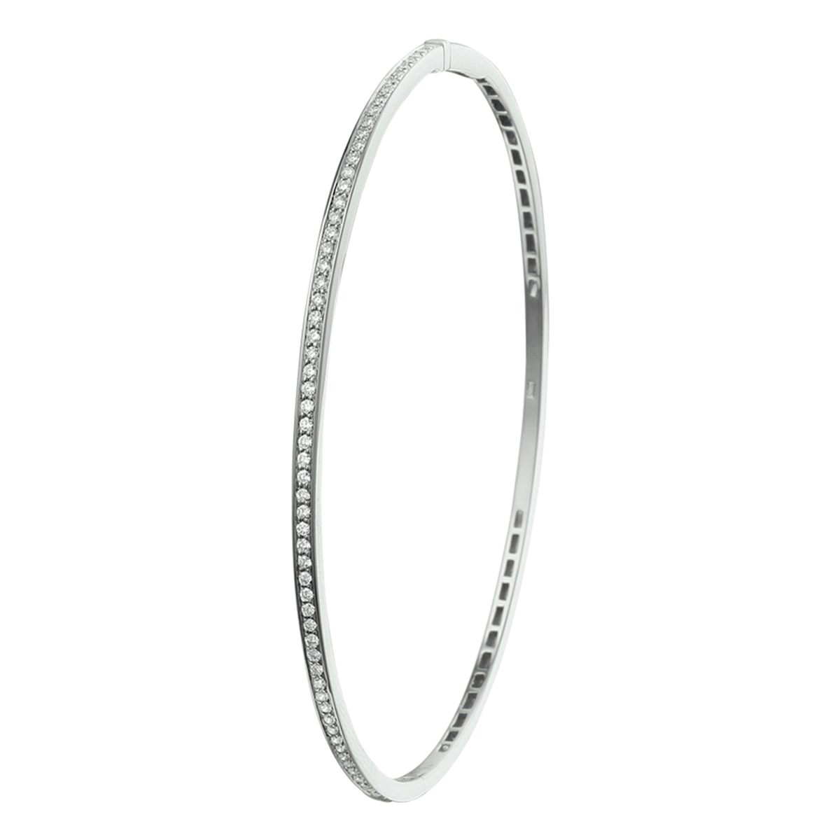 Witgouden slavenarmband van 2x60mm uitgevoerd met een luxe rijzetting van briljant geslepen diamanten 0.44ct. en stevige scharnier sluiting. De diamanten hebben een diamantkleur H en een zuiverheid SI.