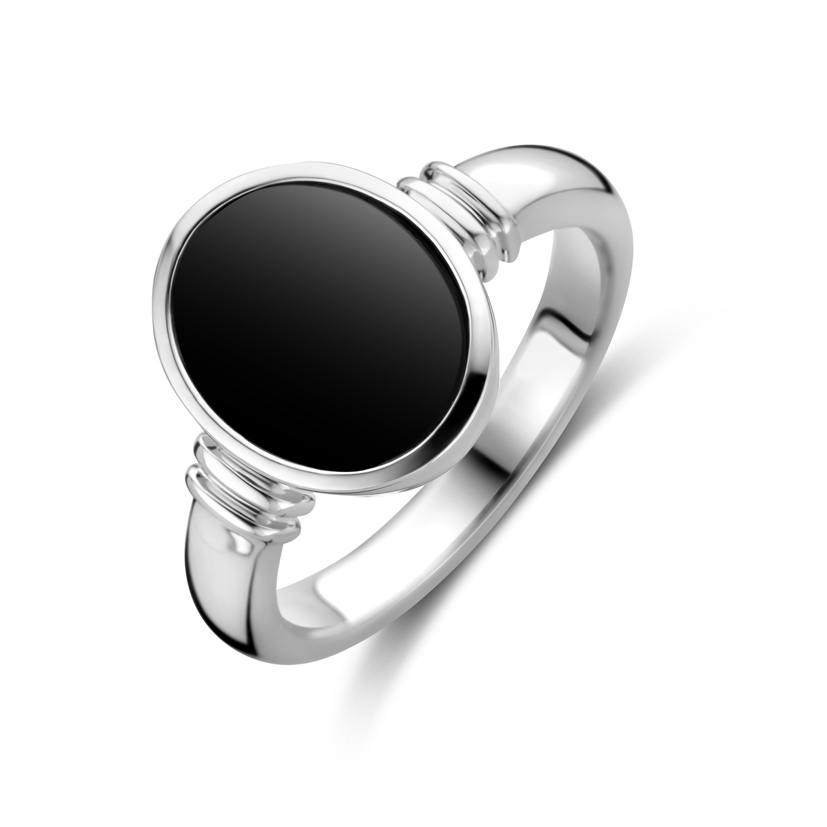 Stijlvolle gerhodineerd zilveren ring met een onyx steen en een poli afwerking. Info: Gerhodineerd zilver is door de rhodiumlaag beter bestand tegen verkleuren en krassen.