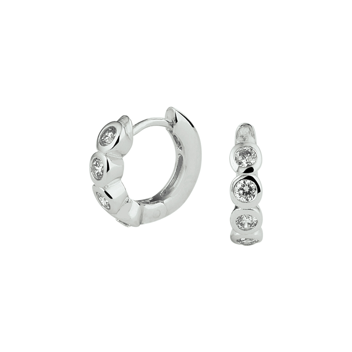 Gerhodineerd zilveren oorringen uitgevoerd met een luxe rijzetting van briljant geslepen zirkonia en stevige scharnier sluiting. De oorringen zijn een ware eyecatcher en voegen een subtiele hoeveelheid glamour toe aan iedere outfit.