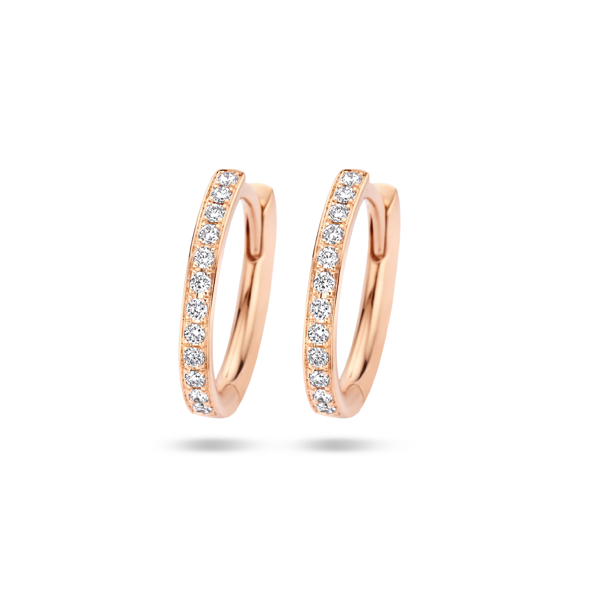 Schitterend! Dat gaat iedereen vast zeggen van deze 14k rosegouden oorringen. Aan de voorzijde is een rij transparante witte diamanten geplaatst, met een totaal steengewicht van 0,14 karaat. De ovale oorring kan gemakkelijk in en uit gedaan worden door het scharnier.