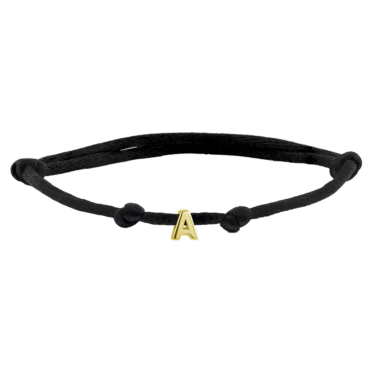 Zwart gevlochten armband uitgevoerd met een 14k geelgouden letter. De armband heeft draaglengtes van 13 tot 26cm.