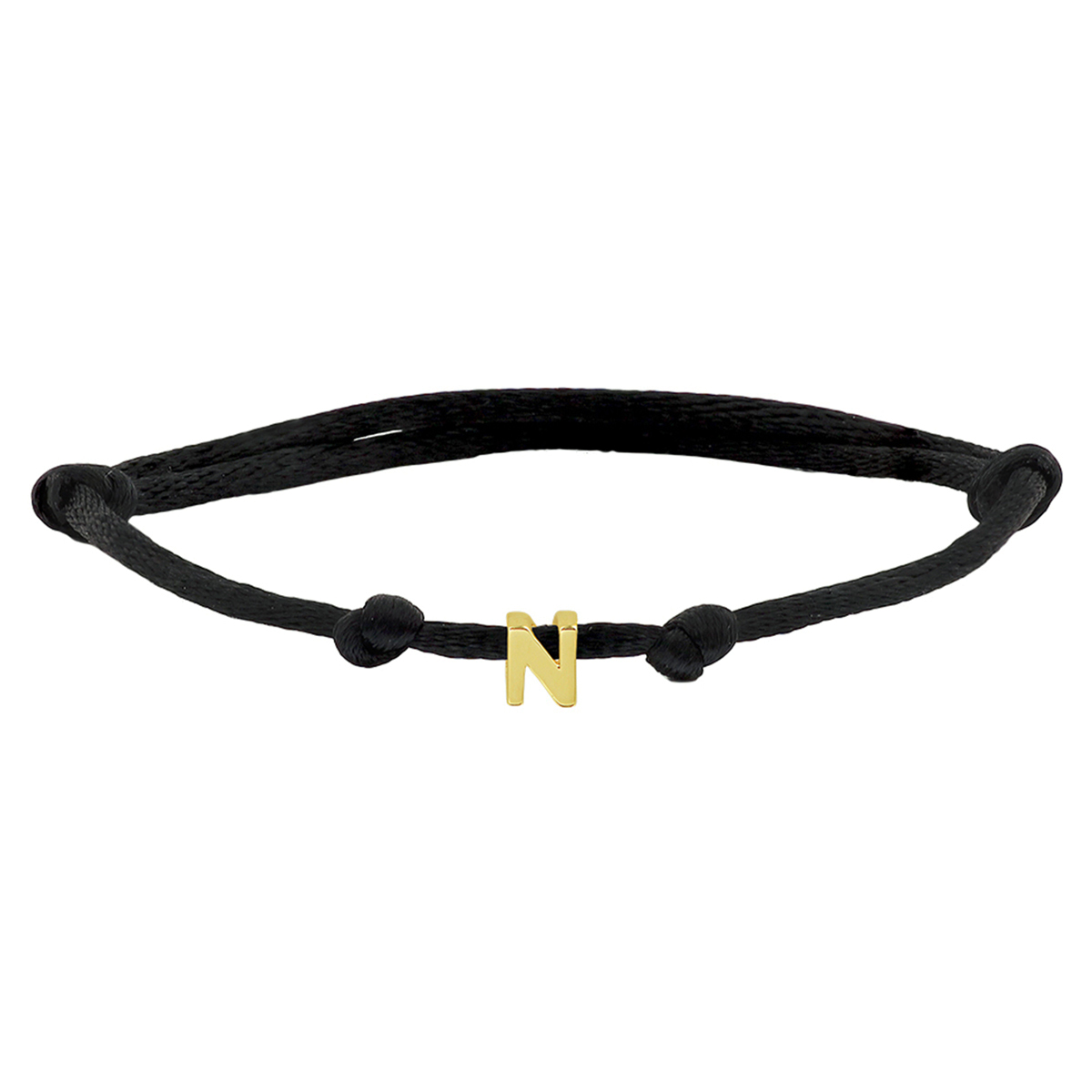 Zwart gevlochten armband uitgevoerd met een 14k geelgouden letter N. De armband heeft draaglengtes van 13 tot 26cm. De letter heeft een afmeting van 5.5x4.5mm.