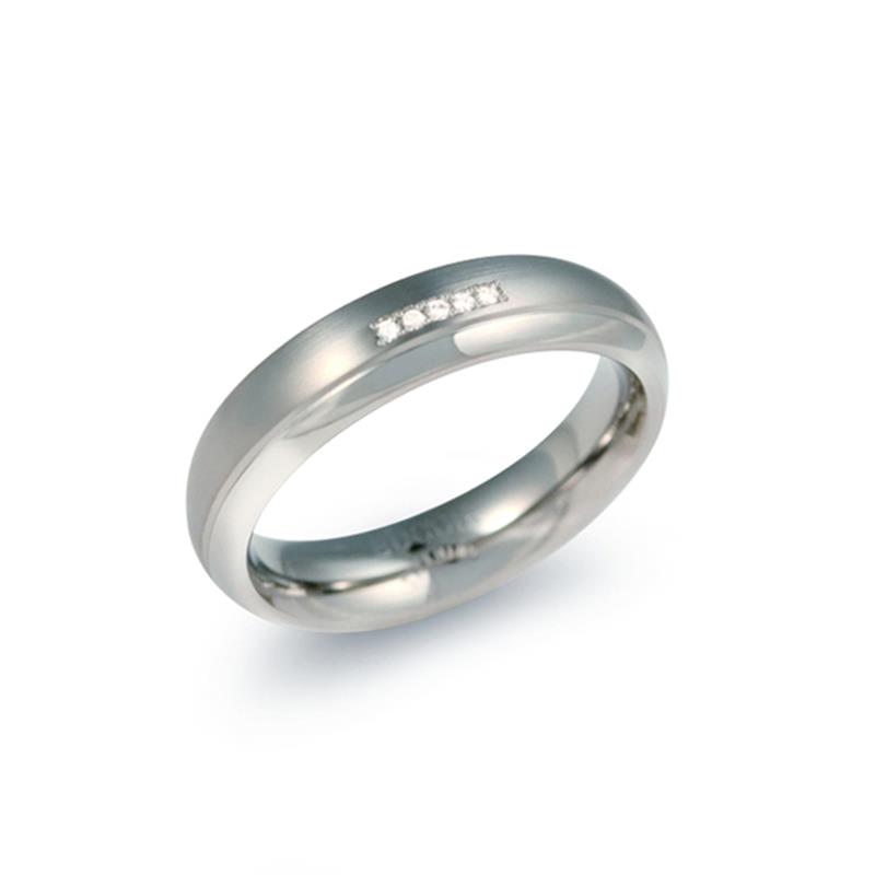 Boccia Titanium 0130-09
Deze gematteerde ring van Boccia Titanium heeft een glanzend accent en vijf met de hand gezette diamanten. De diamanten in dit sieraad zorgen voor een sprankelend effect. De ring is 5mm breed. 

HET MERK
Boccia Titanium is het titanium merk van Nederland, dat zijn oorsprong in Duitsland vindt en is opgericht in het jaar 1992. Ontwikkeld door internationale ontwerpers. Alle titanium componenten van de BOCCIA TITANIUM collectie zijn gemaakt van 99,7% puur titanium; het bijzondere materiaal. Alle titanium componenten van de BOCCIA TITANIUM collectie zijn gemaakt van 99,7% puur titanium; het bijzondere materiaal. 

SPECIFICATIES
- Puur titanium
- 5 diamanten 0.025 ct
- Gematteerd met een glanzend accent
- Bolle binnenkant
- 5mm breed