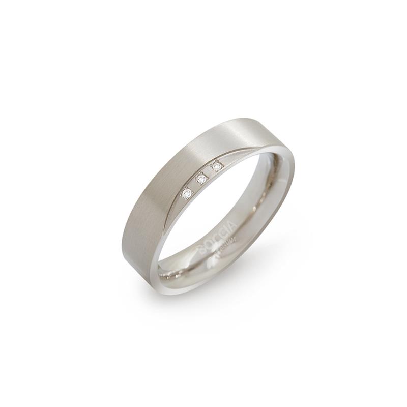 Boccia Titanium 0138-02
Deze gematteerde ring van Boccia Titanium heeft drie met de hand gezette diamanten. De diamanten in dit sieraad zorgen voor een sprankelend effect. De ring is 5mm breed. 

