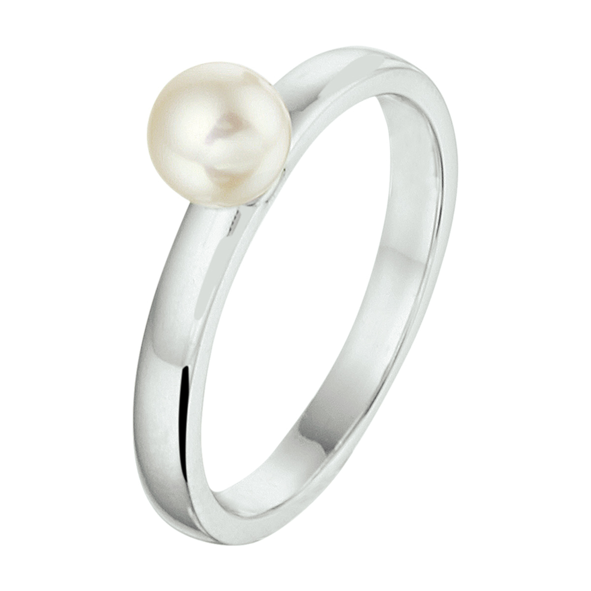 Gerhodineerd 925 zilveren ring uitgevoerd met een zoetwaterparel. De ring heeft een breedte van 4.5mm.