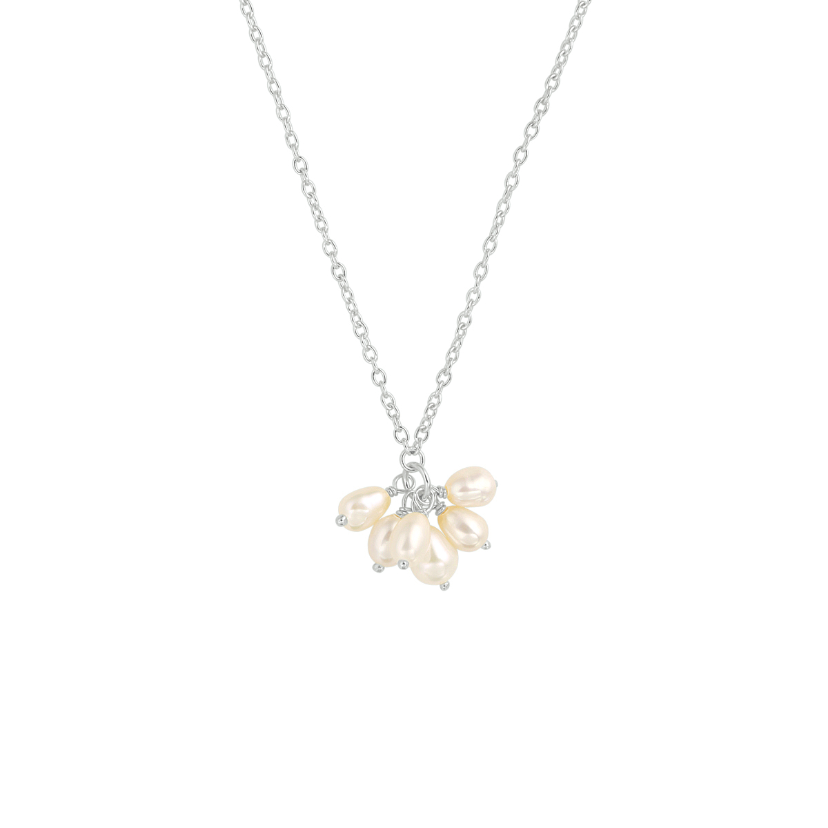 Gerhodineerd 925 zilveren collier uitgevoerd met schitterende parels. Het collier heeft een draaglengte van 41cm met een extensie van 4cm. De parels hebben elk een afmeting van 5x3.5mm.