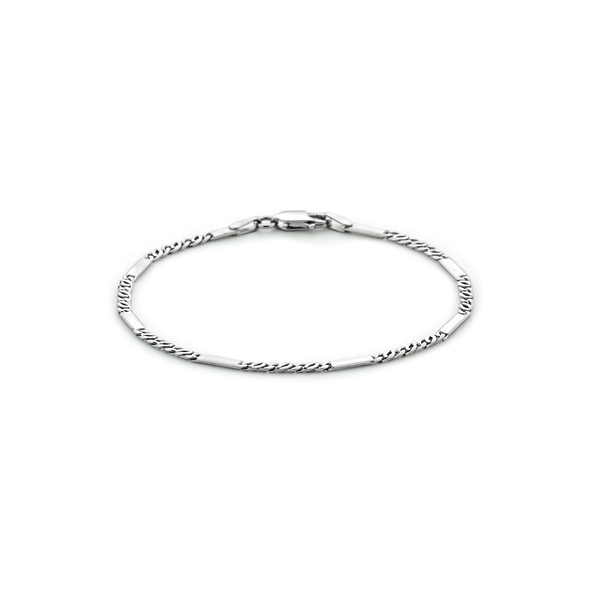 Gerhodineerd 925 zilveren armband uitgevoerd met een valkenoog- en tussenschakel. De armband heeft een breedte van 2.3mm, een draaglengte van 19cm en een stevige karabijn sluiting.
