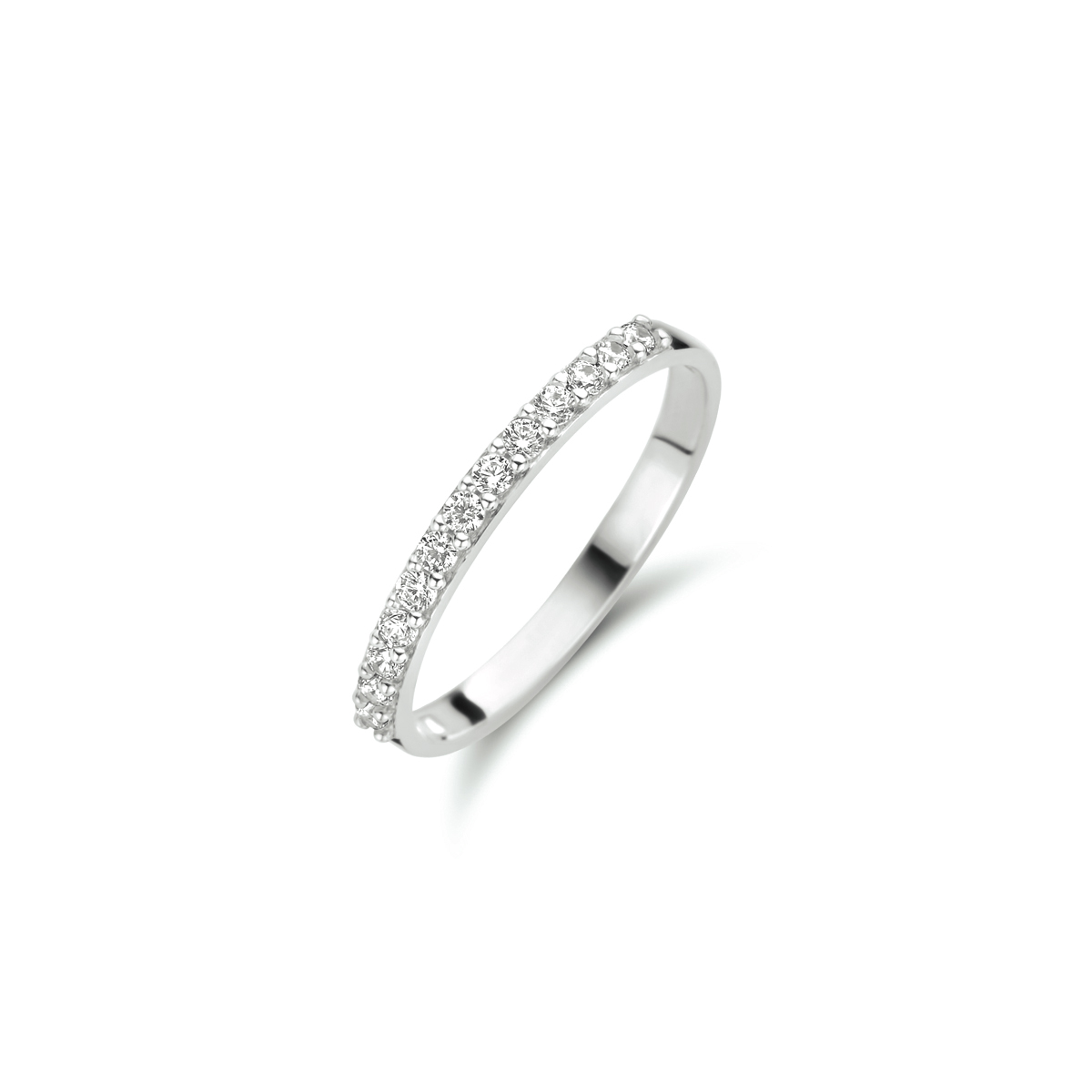 14k Witgouden ring uitgevoerd met een schitterende zirkonia rij. De ring heeft een breedte van 2mm.