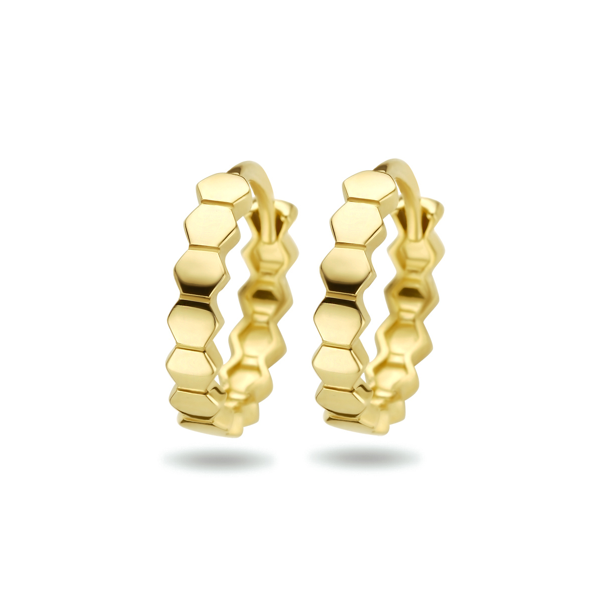 14k Geelgouden klapoorringen uitgevoerd met zeshoeken. De oorringen hebben een diameter van 12mm en een dikte van 2.5mm.