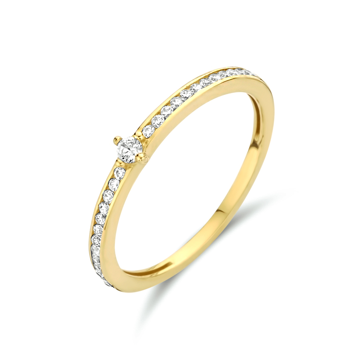 14k Geelgouden ring uitgevoerd met een schitterende zirkonia rij. De ring heeft een breedte van 3mm.