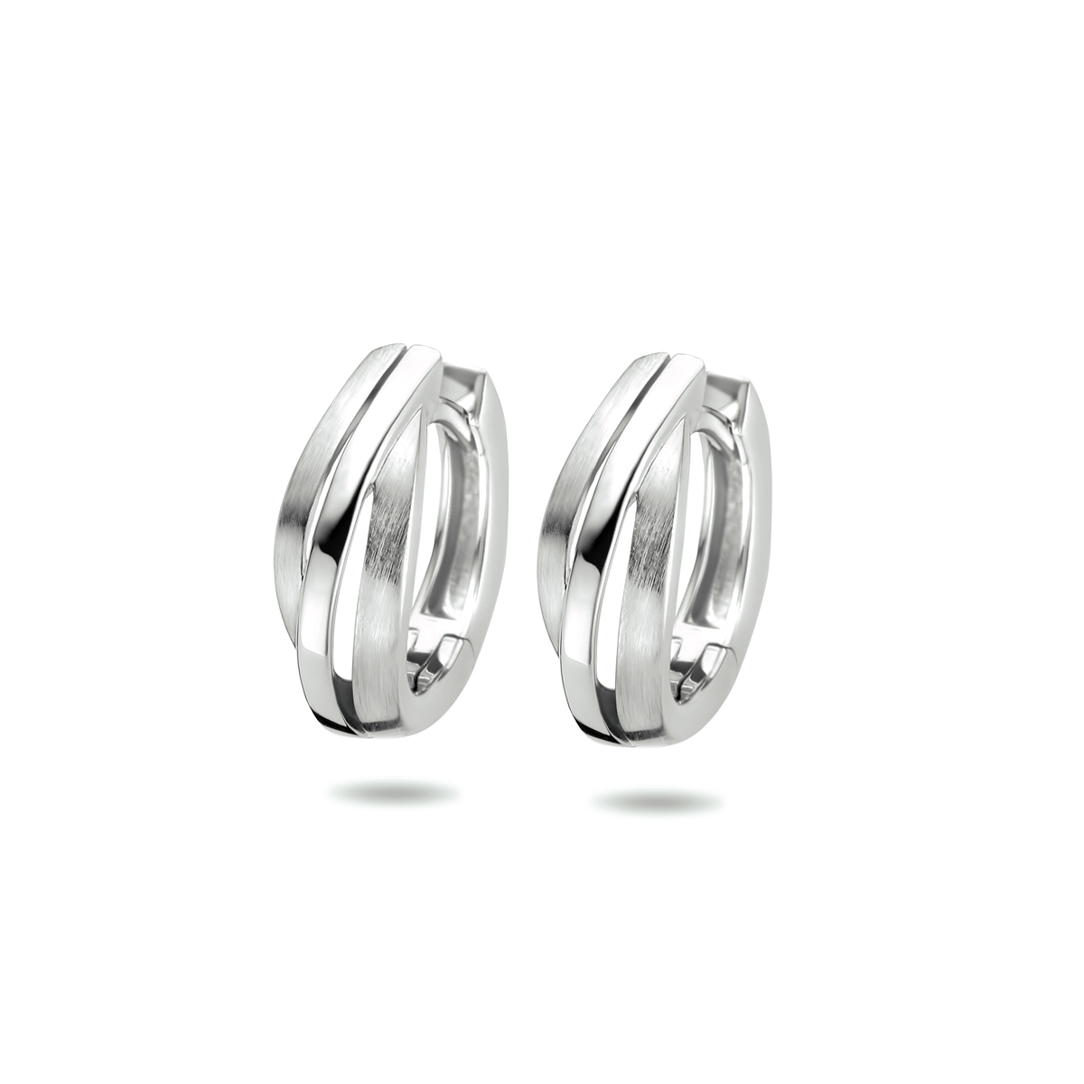 Gerhodineerd 925 zilveren klapoorringen uitgevoerd met een poli/matte afwerking. De oorringen hebben een afmeting van 13x5mm.