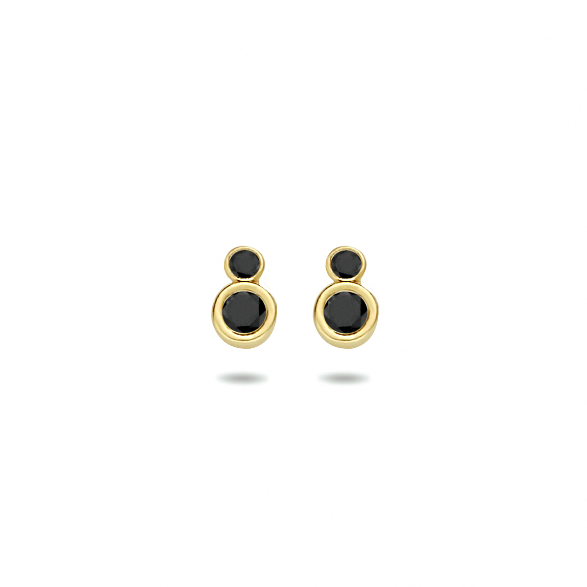 14k Geelgouden oorknoppen uitgevoerd met schitterend zwart zirkonia. De oorknoppen hebben een afmeting van 4x2.5mm.